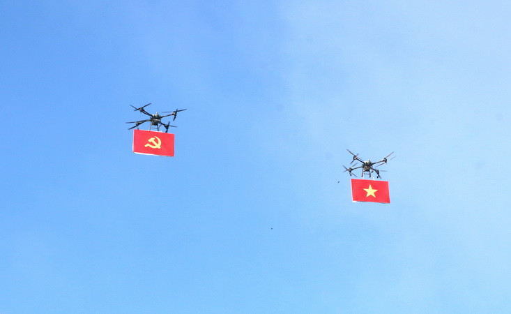 Mở đầu chương trình Flycam mang theo cờ Đảng, cờ Tổ quốc bay qua khu vực biểu diễn.