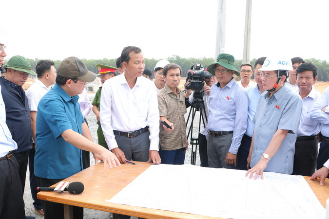 Phó Chủ tịch Quốc hội Nguyễn Đức Hải kiểm tra tiến độ xây dựng Khu tái định cư Long Đức, huyện Long Thành.