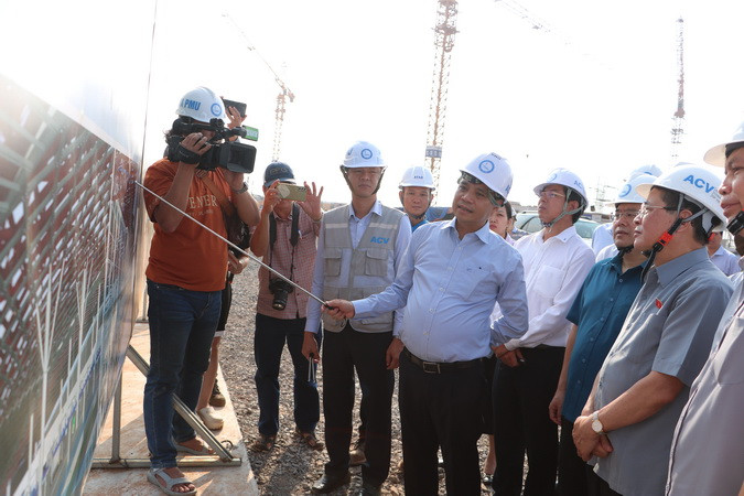 Tổng Giám đốc ACV Vũ Thế Phiệt báo cáo tiến độ các gói thầu dự án xây dựng sân bay Long Thành.