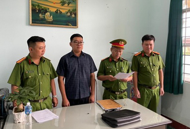 Cơ quan điều tra tống đạt quyết định khởi tố bị can đối với Nguyễn Sơn Hải.