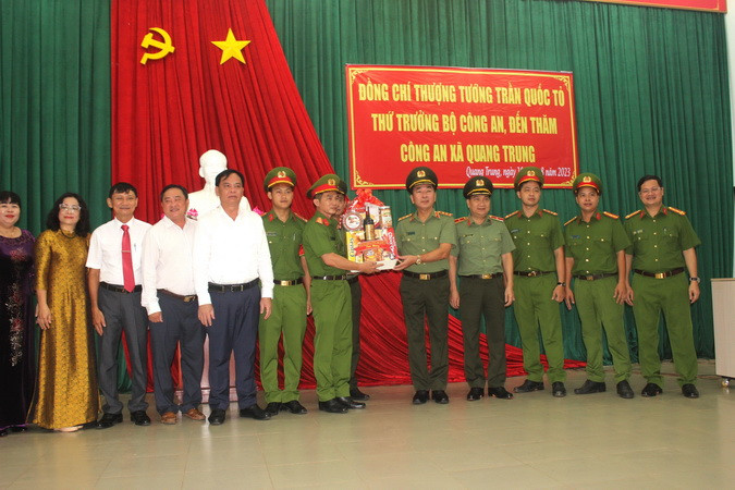 Thượng tướng Trần Quốc Tỏ cùng lãnh đạo tỉnh Đồng Nai thăm, tặng quà cán bộ, chiến sĩ Công an xã Quang Trung, huyện Thống Nhất.