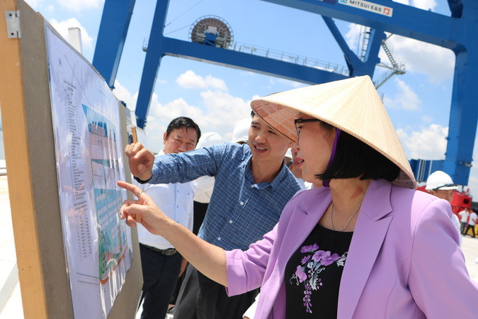 Lãnh đạo Ủy ban nhân dân tỉnh Đồng Nai xem bản đồ các công trình của Cảng Phước An.