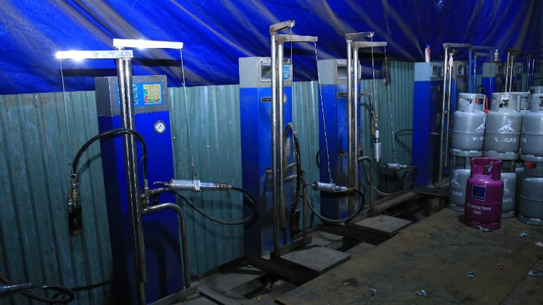 Các trụ bơm sang chiết nạp khí gas tại cơ sở Conic. Các trụ bơm sang chiết nạp khí gas tại cơ sở Conic.