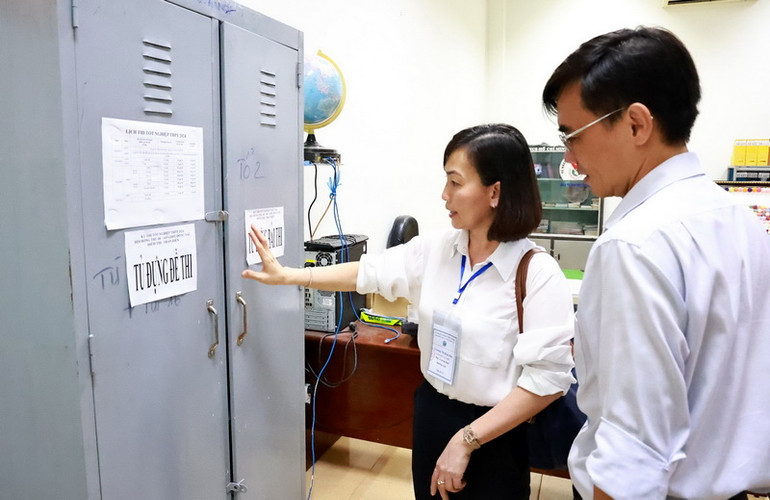 Giám đốc Sở Giáo dục và Đào tạo Đồng Nai Trương Thị Kim Huệ kiểm tra khu vực để đề thi.
