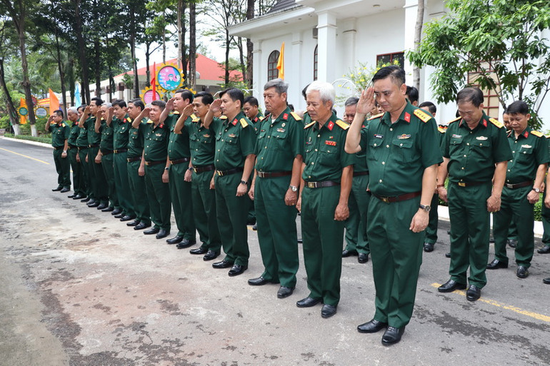 Các đại biểu dành phút mặc niệm tưởng nhớ công ơn vĩ đại của Chủ tịch Hồ Chí Minh và các anh hùng liệt sĩ.