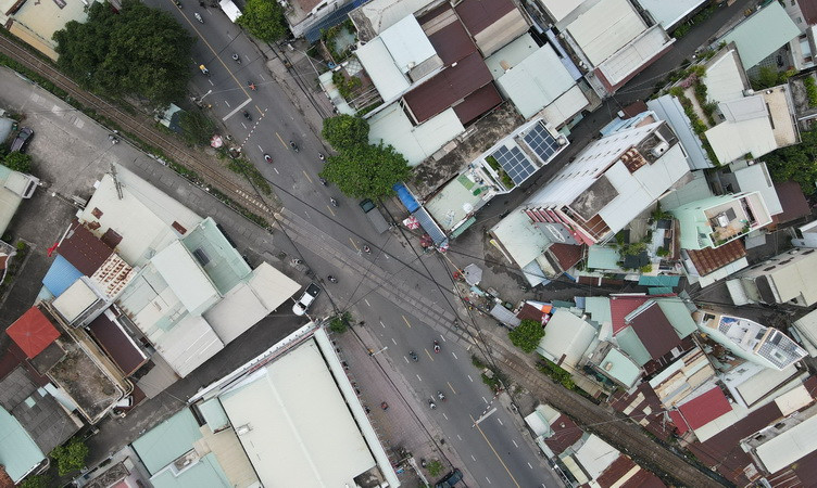 Nút giao đường sắt và đường Phạm Văn Thuận, thành phố Biên Hòa, nơi xảy ra vụ tai nạn rất nghiêm trọng tối 28/7.