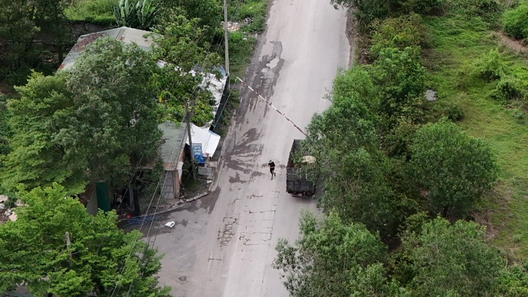 Một số đối tượng ngang nhiên lập barie chắn đường thu phí xe tải tại đường Suối Sao 2, ấp Lộ Đức, xã Hố Nai 3, huyện Trảng Bom. (Ảnh chụp chiều 23/5). Một số đối tượng ngang nhiên lập barie chắn đường thu phí xe tải tại đường Suối Sao 2, ấp Lộ Đức, xã Hố Nai 3, huyện Trảng Bom. (Ảnh chụp chiều 23/5).