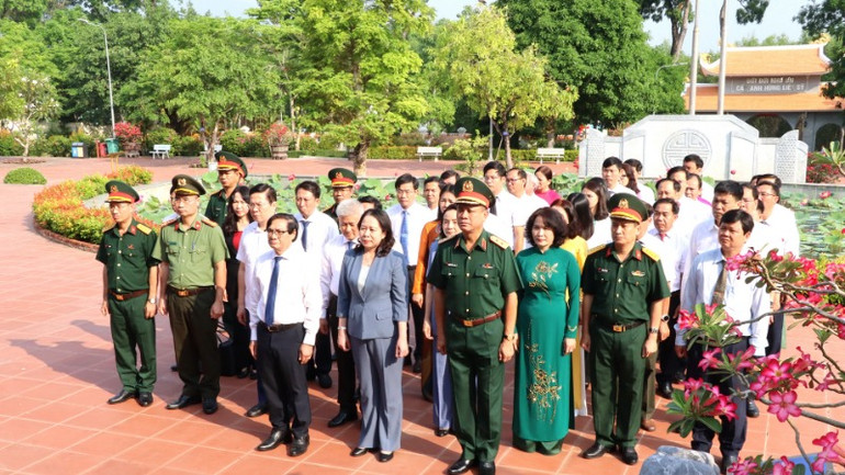 Phó Chủ tịch nước Võ Thị Ánh Xuân cùng các đại biểu dâng hương tại Đền thờ liệt sĩ Xuân Lộc. Phó Chủ tịch nước Võ Thị Ánh Xuân cùng các đại biểu dâng hương tại Đền thờ liệt sĩ Xuân Lộc.