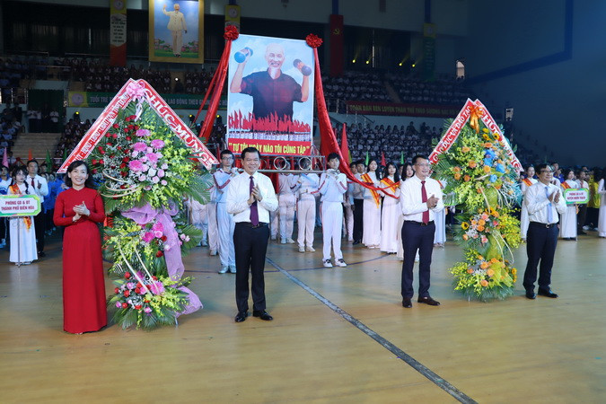 Lãnh đạo tỉnh Đồng Nai và đại diện Bộ Giáo dục và Đào tạo tặng hoa chúc mừng Hội khỏe Phù Đổng tỉnh Đồng Nai lần thứ 11.