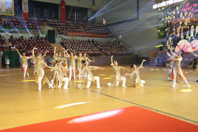 Biểu diễn văn nghệ tại lễ khai mạc.