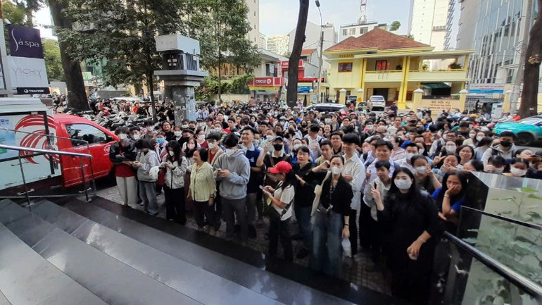 Từ 7 giờ 30 phút sáng 29/4, dòng người xếp hàng chờ vào nhận phụ san đặc biệt của Báo Nhân Dân tại Cơ quan đại diện khu vực miền nam. (Ảnh: THẾ ANH)