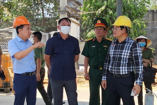 Quyền Chủ tịch Ủy ban nhân dân tỉnh Đồng Nai Võ Tấn Đức (thứ 2 từ trái sang) cùng Thiếu tướng Nguyễn Sỹ Quang, Giám đốc Công an tỉnh (ngoài cùng bên trái) và Đại tá Trần Anh Sơn, Phó Giám đốc Công an tỉnh Đồng Nai (bên phải) chỉ đạo công tác khắc phục hậu quả vụ nổ tại hiện trường sáng 1/5. Quyền Chủ tịch Ủy ban nhân dân tỉnh Đồng Nai Võ Tấn Đức (thứ 2 từ trái sang) cùng Thiếu tướng Nguyễn Sỹ Quang, Giám đốc Công an tỉnh (ngoài cùng bên trái) và Đại tá Trần Anh Sơn, Phó Giám đốc Công an tỉnh Đồng Nai (bên phải) chỉ đạo công tác khắc phục hậu quả vụ nổ tại hiện trường sáng 1/5.