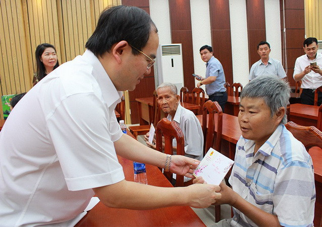 Đồng chí Quản Minh Cường tặng quà Tết cho gia đình chính sách tại huyện Long Thành.