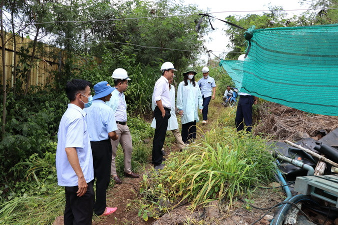 Lực lượng chức năng kiểm tra khu xử thu gom nước rỉ rác của Khu xử lý chất thải Quang Trung.
