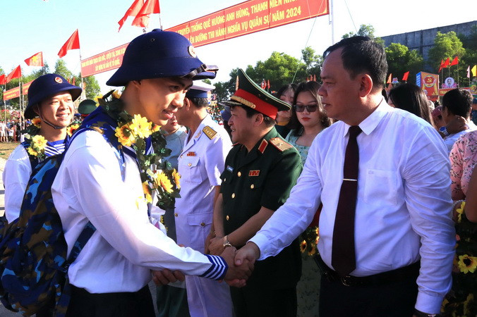 Quyền Chủ tịch Ủy ban nhân dân tỉnh Đồng Nai Võ Tấn Đức động viên thanh niên huyện Nhơn Trạch lên đường nhập ngũ.