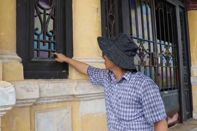 Cán bộ Đoàn khảo sát do Sở Xây dựng chủ trì kiểm tra hiện trạng căn biệt thự cổ vào chiều 20/9.