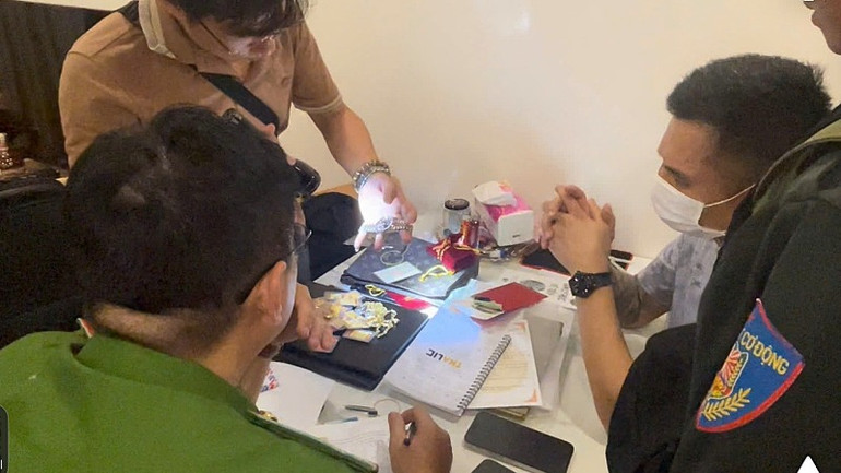 Lực lượng Ban Chuyên án khám xét thu giữ tang vật. Lực lượng Ban Chuyên án khám xét thu giữ tang vật.