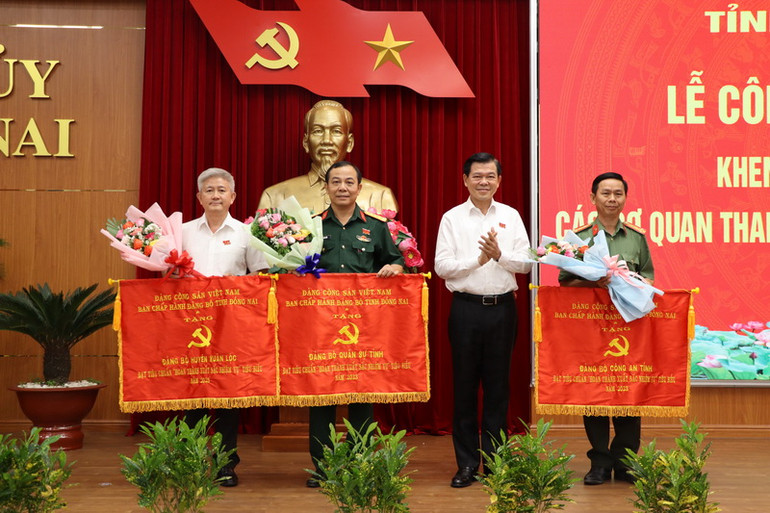 Bí thư Tỉnh ủy Đồng Nai Nguyễn Hồng Lĩnh trao cờ cho 3 Đảng bộ hoàn thành xuất sắc nhiệm vụ năm 2023.