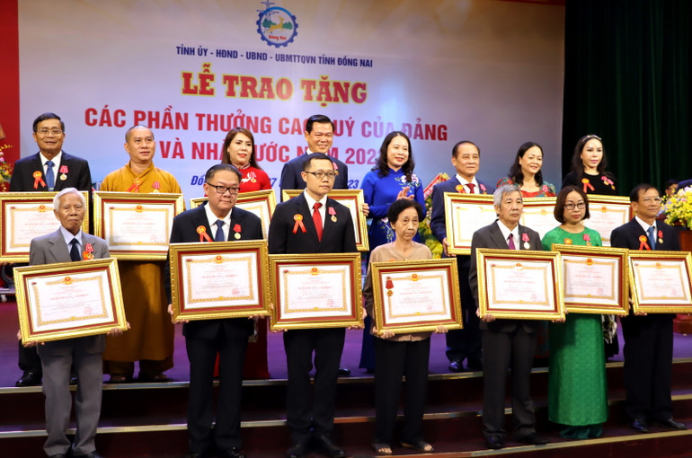 Các cá nhân đón nhận Huân chương Lao động.