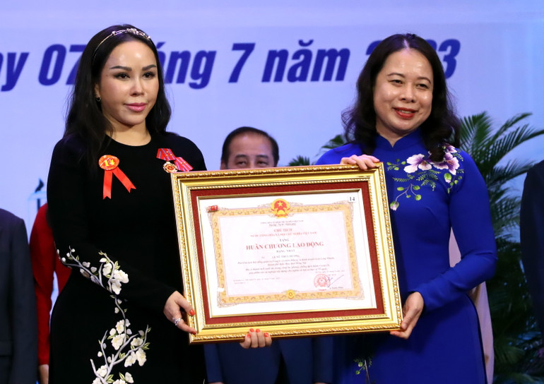 Phó Chủ tịch nước Võ Thị Ánh Xuân trao Huân chương Lao động hạng Nhất cho bà Lê Nữ Thùy Dương, Phó Chủ tịch Hội đồng Quản trị Công ty cổ phần đầu tư và kinh doanh Golf Long Thành.