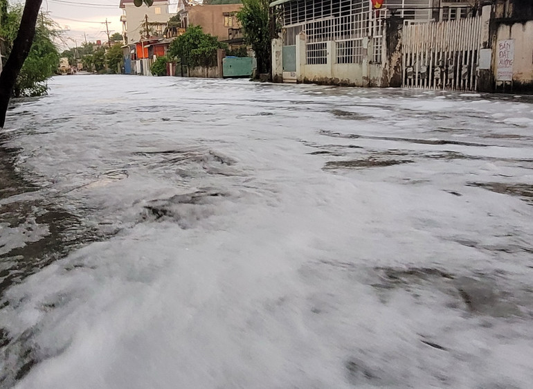 Nước từ suối Xiệp tràn vào khu dân cư với bọt trắng xóa sau trận mưa chiều 28/6.