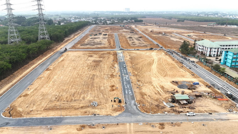 Khu tái định cư Long Đức đang được gấp rút hoàn thành hạ tầng kỹ thuật phục vụ người dân di dời để làm đường cao tốc Biên Hòa-Vũng Tàu.