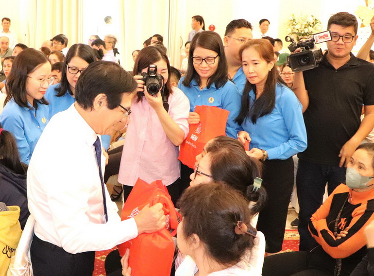 Lãnh đạo Ủy ban nhân dân tỉnh Đồng Nai tặng quà người lao động có hoàn cảnh khó khăn.