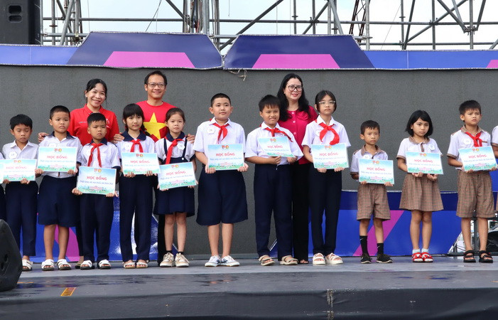 Lãnh đạo Sở Văn hóa, Thể thao và Du lịch Đồng Nai cùng Ủy ban nhân dân thành phố Biên Hòa trao học bổng cho các em học sinh có hoàn cảnh khó khăn.