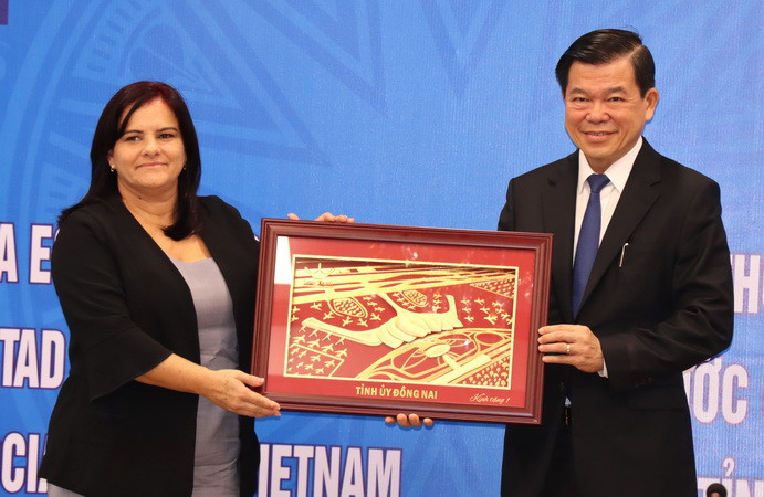 Bí thư Tỉnh ủy Đồng Nai tặng quà cho Bí thư thứ nhất tỉnh Pinar del Rio.