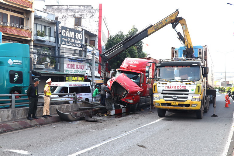 Xe container tông vào khu vực lan can đầu hầm chui ngã ba Vũng Tàu.