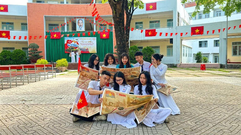 Học sinh tìm hiểu nội dung phụ san đặc biệt. Học sinh tìm hiểu nội dung phụ san đặc biệt.