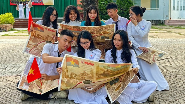Giáo viên và học sinh ở Đồng Nai hào hứng trải nghiệm phụ san đặc biệt của Báo Nhân Dân.