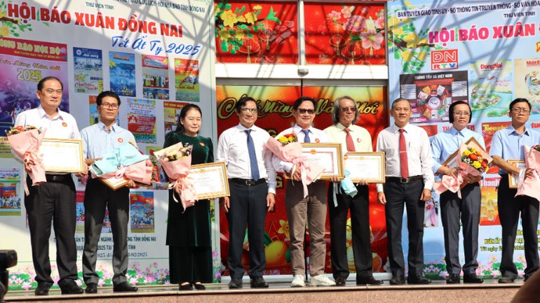 Ban Tổ chức trao khen cho các tác giả đạt giải cao thể loại nghệ thuật.