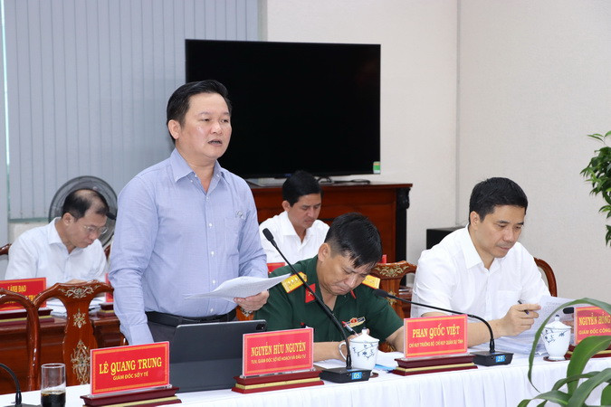 Giám đốc Sở Kế hoạch và đầu tư Đồng Nai Nguyễn Hữu Nguyên báo cáo tại cuộc họp. Giám đốc Sở Kế hoạch và đầu tư Đồng Nai Nguyễn Hữu Nguyên báo cáo tại cuộc họp.