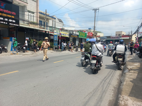 Lực lượng chức năng có mặt tại hiện trường làm rõ nguyên nhân vụ tai nạn.