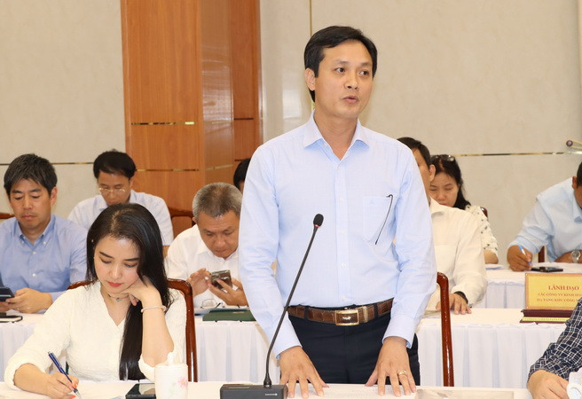 Tổng Giám đốc Công ty Cổ phần khu công nghiệp Hố Nai Nguyễn Công Định nêu kiến nghị với lãnh đạo tỉnh Đồng Nai.