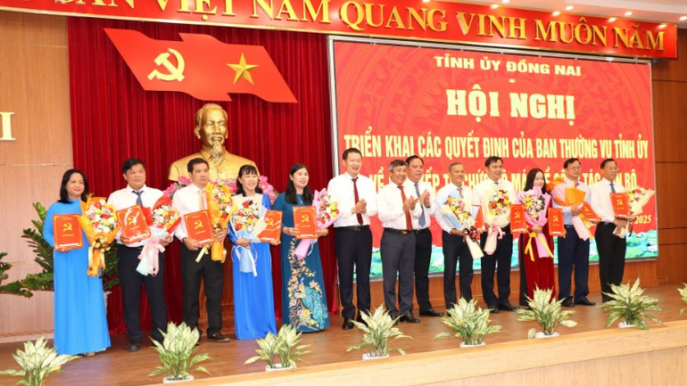 Các đồng chí trong Thường trực Tỉnh ủy trao quyết định cho các đồng chí nghỉ hưu trước tuổi và điều động, bổ nhiệm cán bộ.