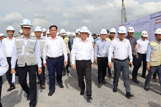 Phó Thủ tướng Trần Hồng Hà và Đoàn công tác kiểm tra tại khu vực thi công nhà ga hành khách sân bay Long Thành