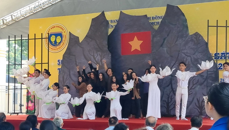 Một tiết mục văn nghệ tại lễ tưởng niệm của các diễn viên Nhà hát Nghệ thuật Đồng Nai. Một tiết mục văn nghệ tại lễ tưởng niệm của các diễn viên Nhà hát Nghệ thuật Đồng Nai.