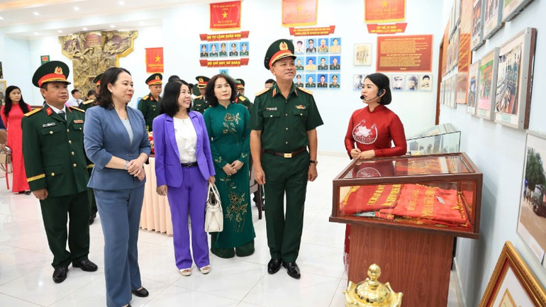 Phó Chủ tịch nước Võ Thị Ánh Xuân cùng Đoàn công tác tham quan Nhà truyền thống Sư đoàn 302. Phó Chủ tịch nước Võ Thị Ánh Xuân cùng Đoàn công tác tham quan Nhà truyền thống Sư đoàn 302.