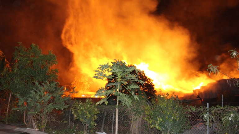 Xưởng sản xuất đồ gỗ bốc cháy dữ dội trong đêm.