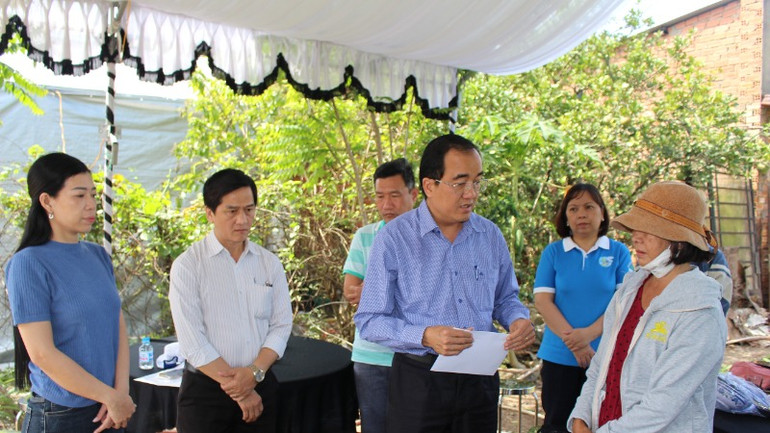 Phó Chủ tịch Ủy ban nhân dân thành phố Biên Hòa Nguyễn Duy Tân thăm hỏi, động viên và trao số tiền hỗ trợ gia đình nạn nhân.