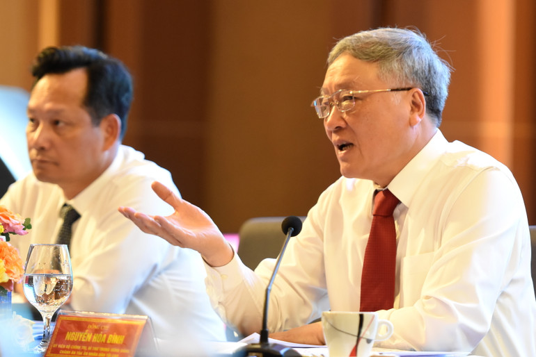 Đồng chí Nguyễn Hòa Bình, Ủy viên Bộ Chính trị, Bí thư Trung ương Đảng, Chánh án Tòa án nhân dân tối cao phát biểu tại hội nghị.