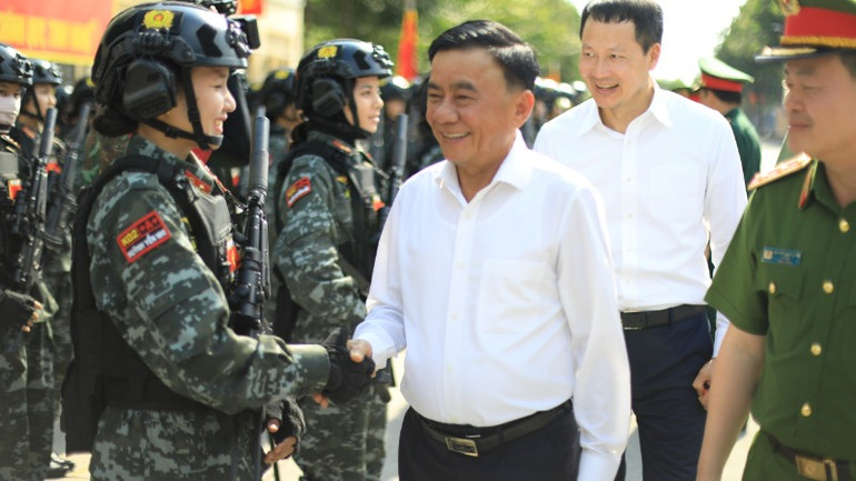 Thường trực Ban Bí thư Trần Cẩm Tú thăm lực lượng Công an nhân dân tham gia diễu binh đang luyện tập tại huyện Long Thành, tỉnh Đồng Nai.