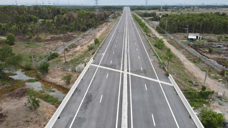 Cao tốc Bến Lức-Long Thành, đoạn qua địa bàn Đồng Nai chuẩn bị hoàn thành, đưa vào sử dụng.