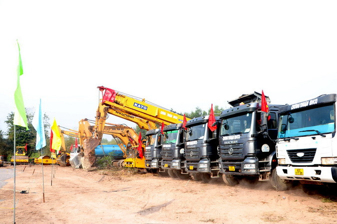 Các phương tiện cơ giới thực hiện khởi công xây dựng dự án.