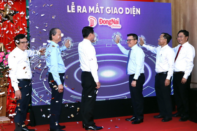 Đồng chí Lê Quốc Minh cùng các đồng chí lãnh đạo tỉnh Đồng Nai nhấn nút ra mắt giao diện mới Báo Đồng Nai.