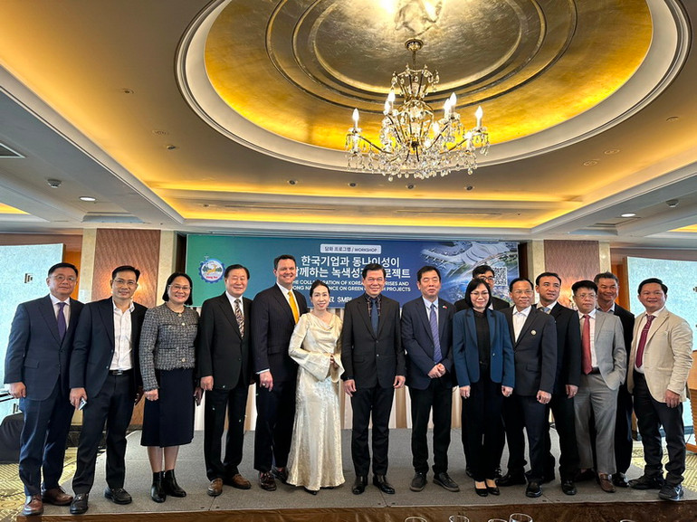 Đại sứ Vũ Hồ cùng lãnh đạo tỉnh Đồng Nai và các doanh nghiệp.