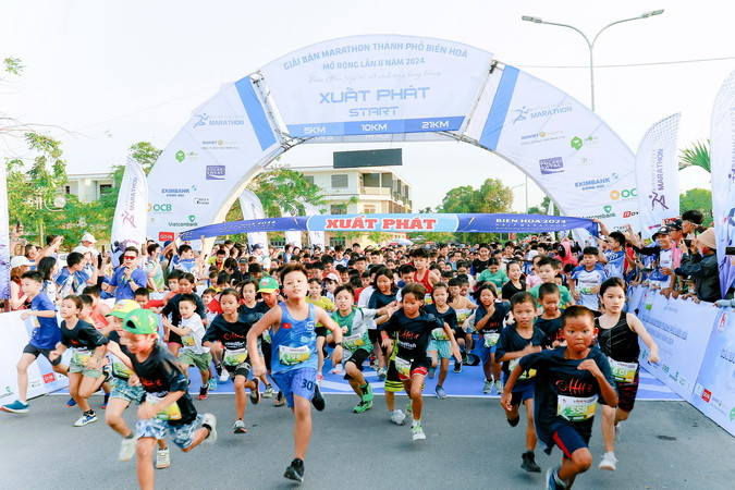 Cự ly dành cho trẻ em thu hút rất đông học sinh tham gia.