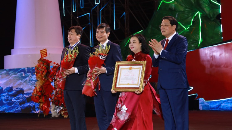 Thay mặt lãnh đạo Đảng, Nhà nước, đồng chí Phan Đình Trạc trao Huân chương Lao động hạng Nhất cho Đảng bộ, chính quyền và nhân dân tỉnh Phú Yên. Thay mặt lãnh đạo Đảng, Nhà nước, đồng chí Phan Đình Trạc trao Huân chương Lao động hạng Nhất cho Đảng bộ, chính quyền và nhân dân tỉnh Phú Yên.